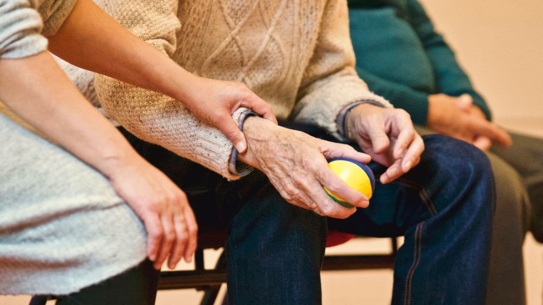 Bangun Rumah Kecil di Halaman Belakang: Solusi Hemat Biaya untuk Merawat Orang Tua dengan Alzheimer